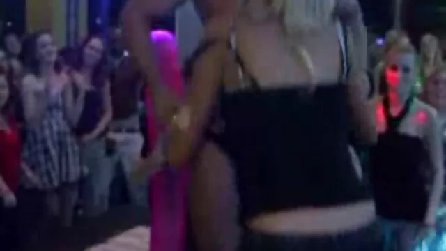 彼女は彼女のお尻に馬の噴出でそれを排水します イケメン エロ 動画 無料